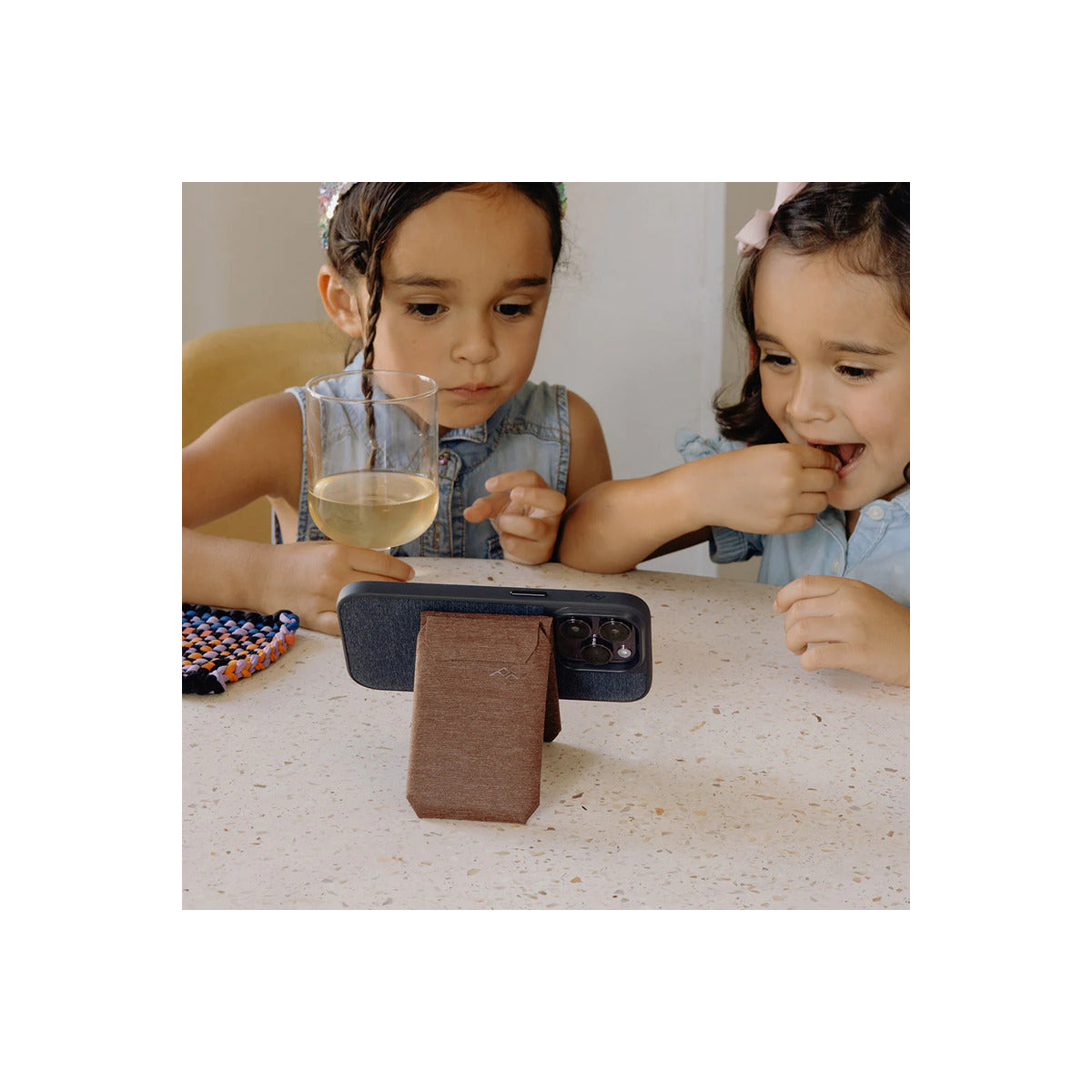 Peak Design – Mobile Wallet Stand - vörösfenyő - iSTYLE HU