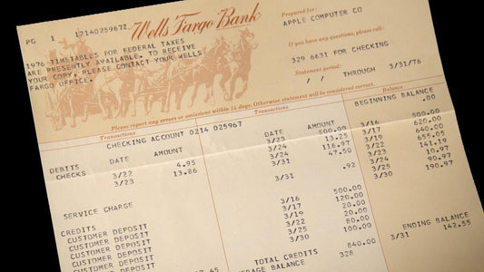 Steve Jobs relikviák árverésen: az Apple-garázs íróasztalától az első csekkig