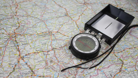 GPS-koordináták meghatározása és tájékozódás iPhone-on: klasszikus iránytű egy térképen az iSTYLE útmutatójához.
