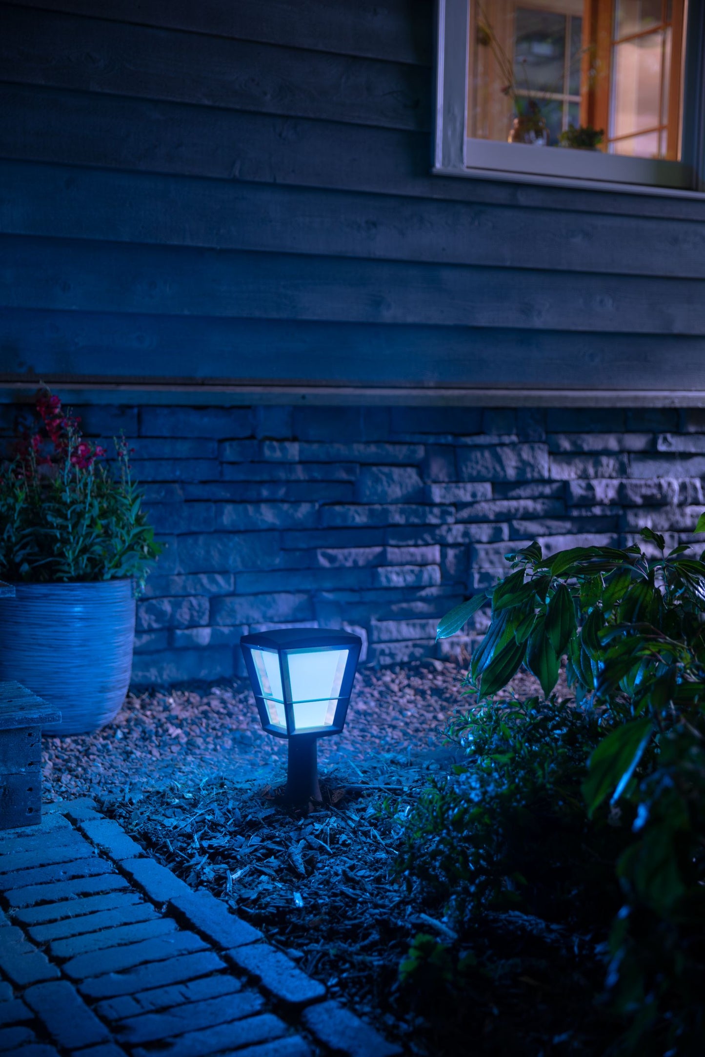 Econic Philips Hue White Ambiance CA EU pedestal black 1x15White