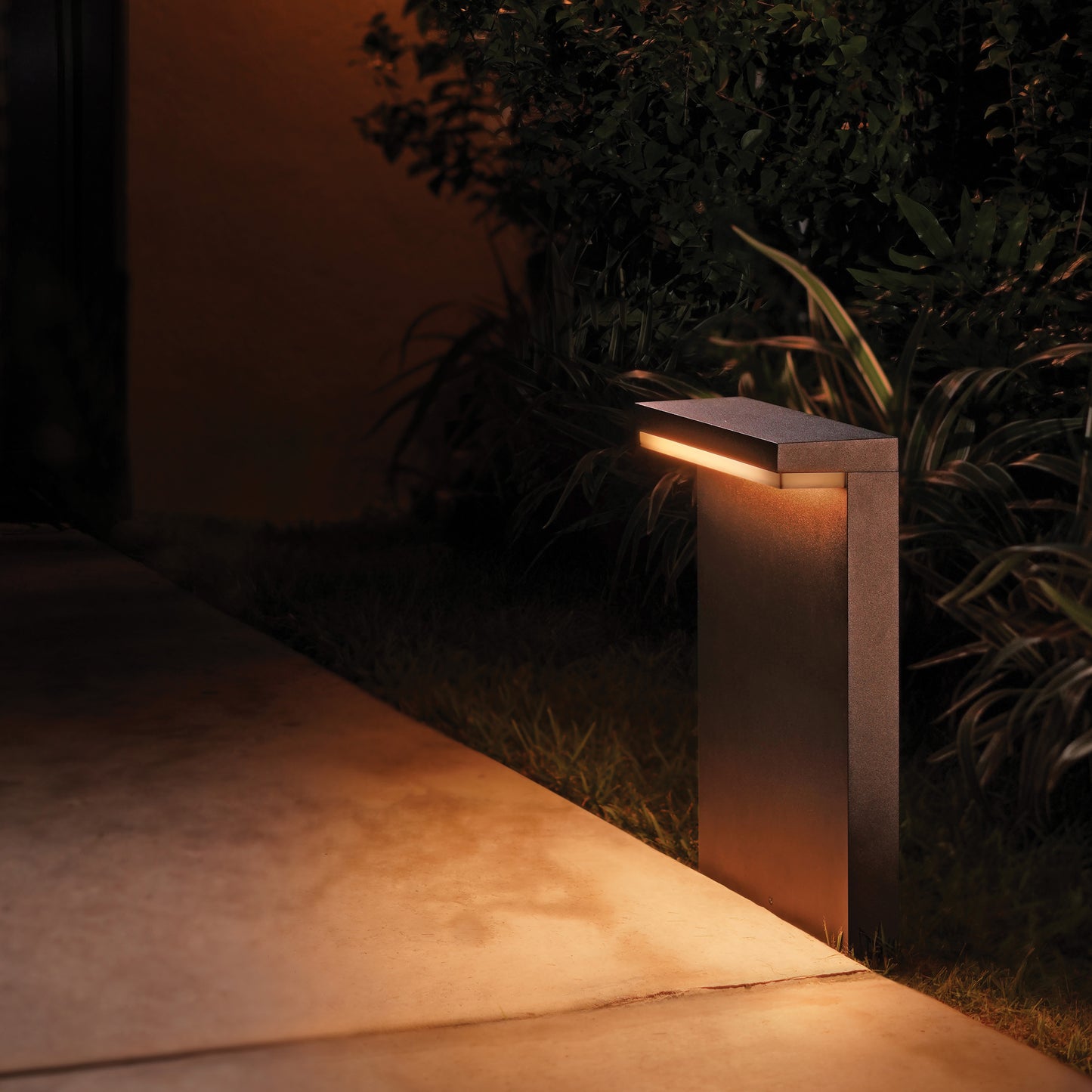 Nyro Philips Hue White Ambiance CA pedestal black 1x13.5White 24V