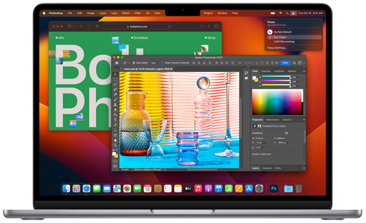 Ilustrace zobrazující uživatele, který v Adobe Photoshopu na MacBooku Air upravuje obrázek.