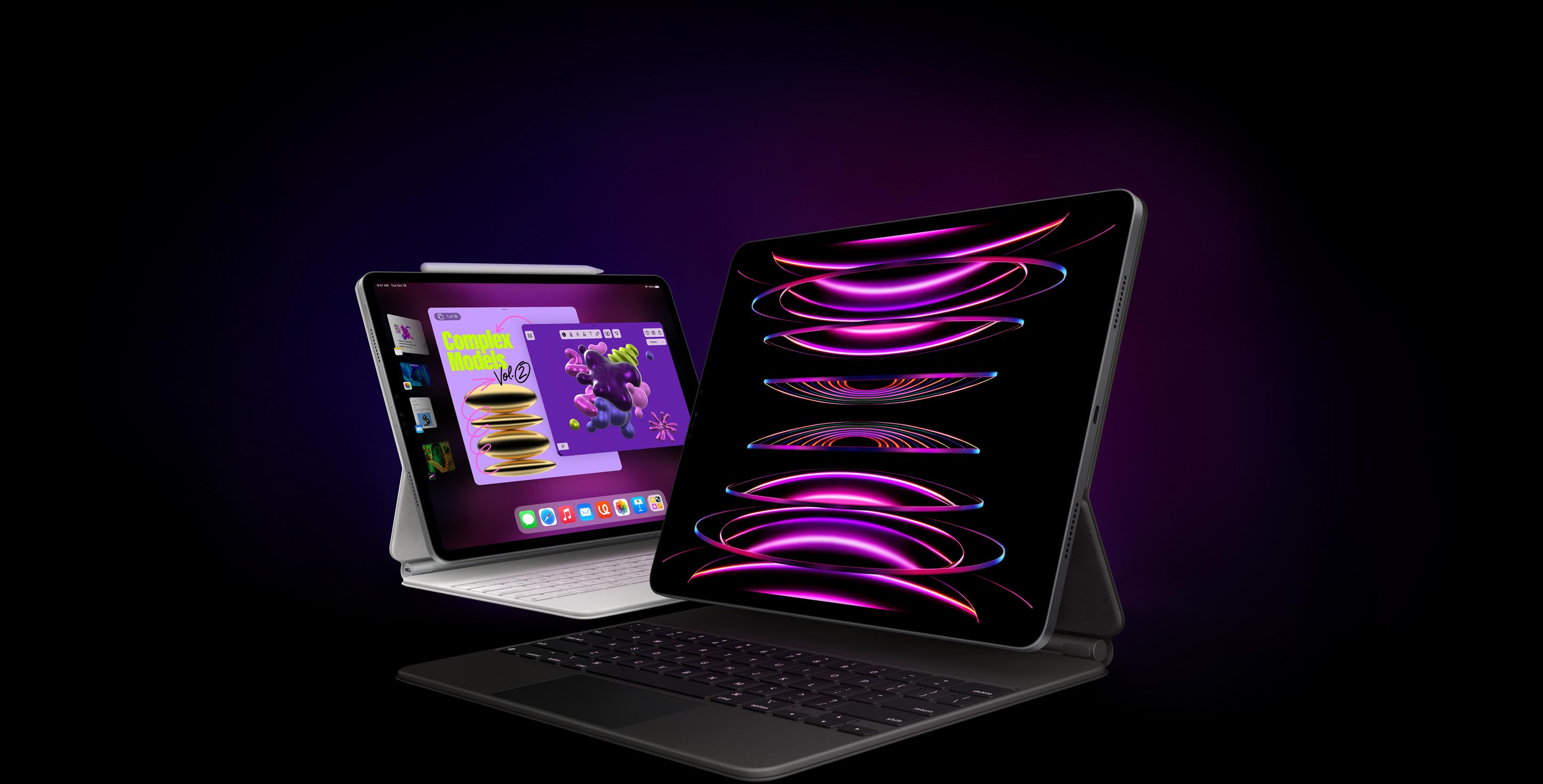 A háttérben egy iPad Pro fehér Magic Keyboarddal és Apple Pencillel, a kijelzőn a Porondmester funkció látszik. Előtte egy másik iPad Pro fekete Magic Keyboarddal, a kijelzőjén egy háttérképpel.