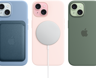 Az iPhone 15 MagSafe-rögzítésű iPhone 15-szilikontokkal, MagSafe-rögzítésű FineWoven-szövettárcával, MagSafe töltővel és MagSafe akkumulátorral.