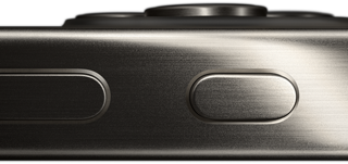 A titán kialakítású iPhone 15 Pro oldalnézete, amelyen látszik egy hangerőgomb és a Művelet gomb