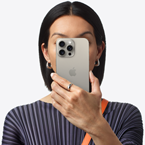 Egy ember iPhone 15 Pro Maxot tart az arca előtt
