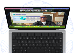 A MacBook Pro a Térbeli hangzás háromdimenziós érzetét illusztráló kék körökkel körülvéve – a kijelzőn az látható, ahogy egy Zoom videohívásban valaki az Előadói rátét funkcióval a prezentációs anyag előterében jeleníti meg magát