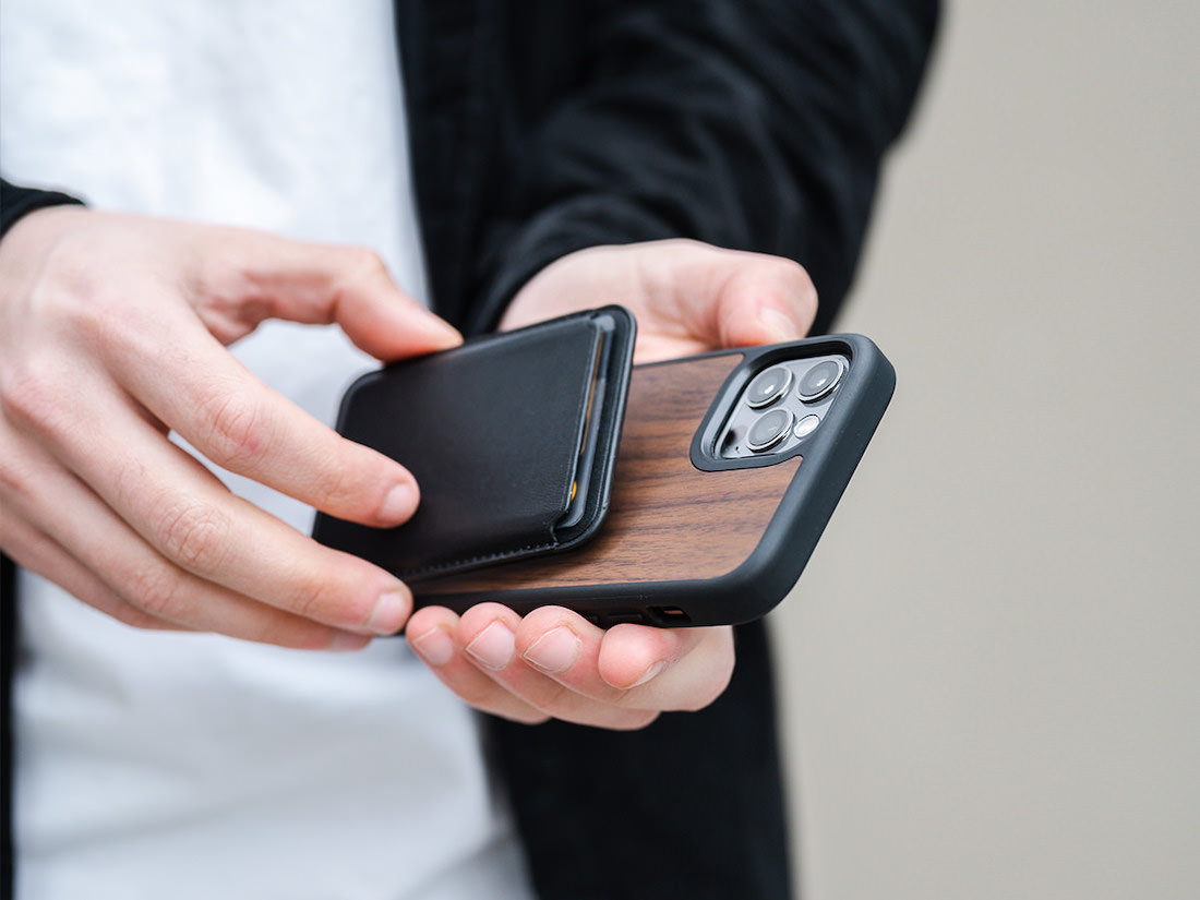 Woodcessories – Bumper Magsafe iPhone 13 Pro Max tok - diófa - iSTYLE